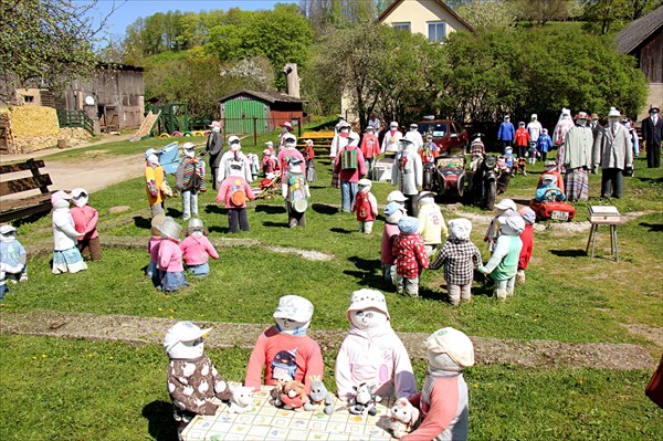 042-Сад кукол